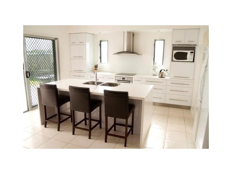 10 Hillock Crescent, Bushland Beach QLD 4818
