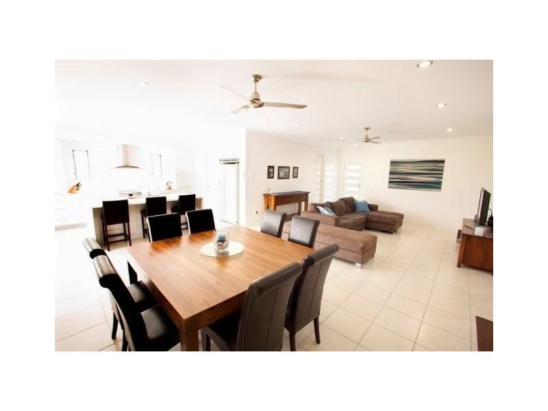 10 Hillock Crescent, Bushland Beach QLD 4818