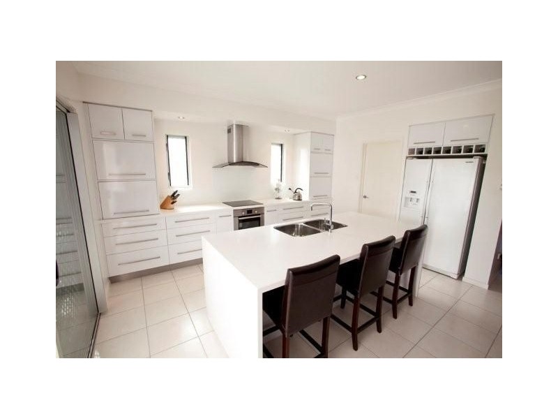 10 Hillock Crescent, Bushland Beach QLD 4818