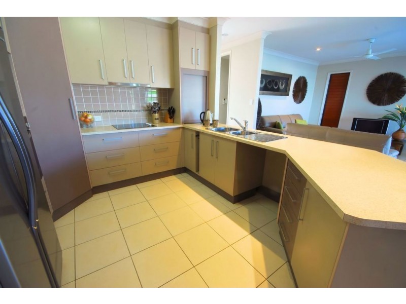 24 Bluff Street, Bushland Beach QLD 4818