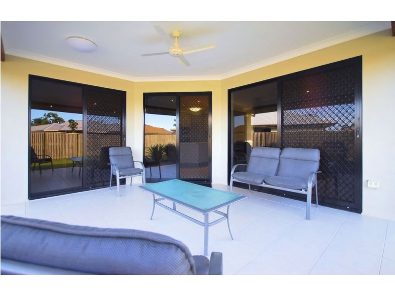 24 Bluff Street, Bushland Beach QLD 4818