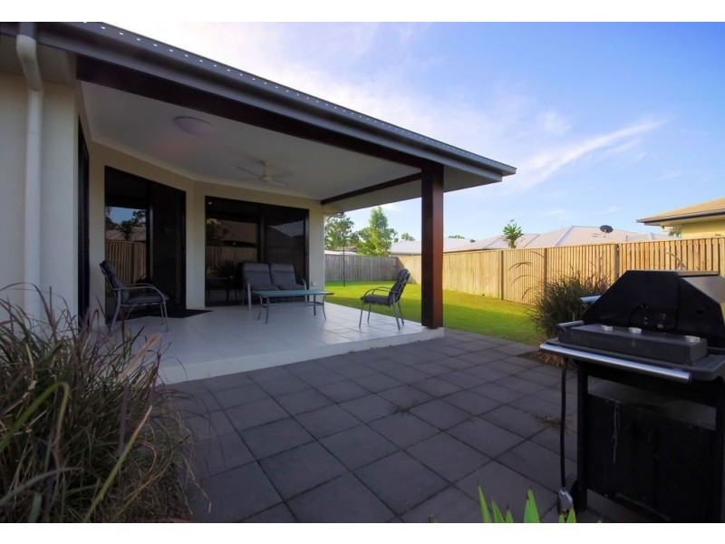 24 Bluff Street, Bushland Beach QLD 4818