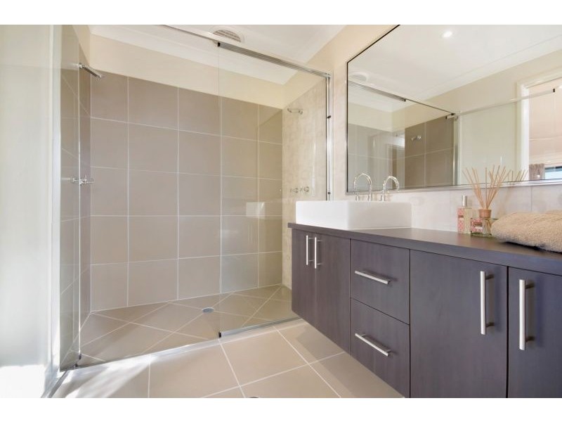 18 Shutehaven Cct, Bushland Beach QLD 4818