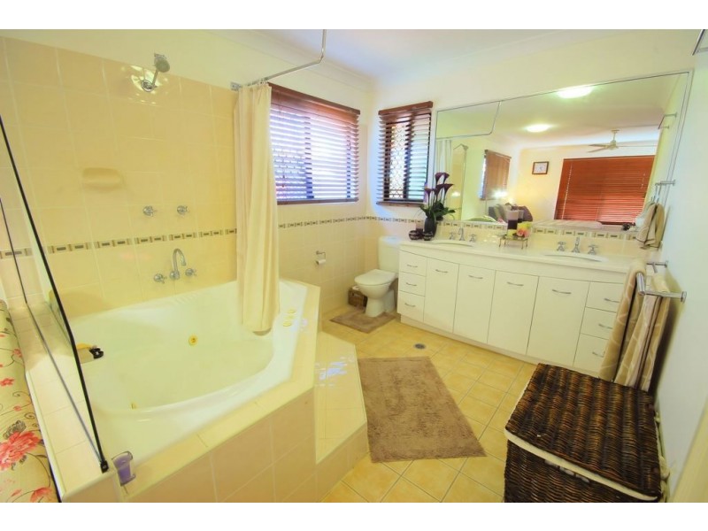 8 Seabrook Circuit, Bushland Beach QLD 4818