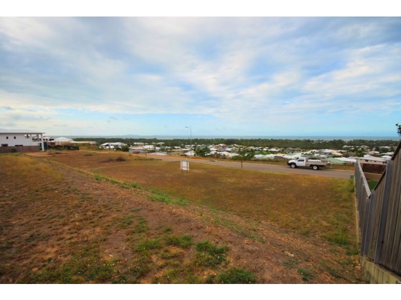 7 Cashell Crescent, Bushland Beach QLD 4818