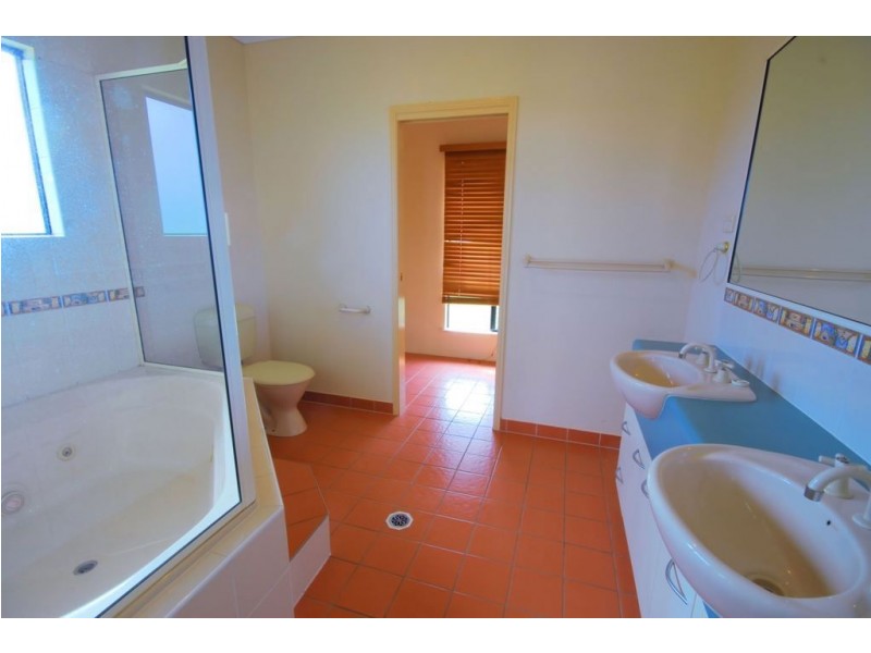 3 Stenhouse Court, Mount Low QLD 4818