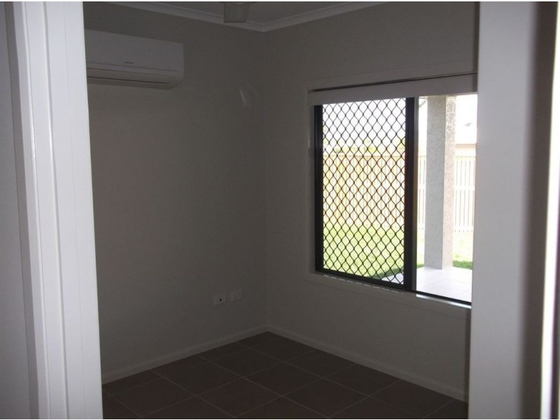 11 Glendower Street, Bushland Beach QLD 4818