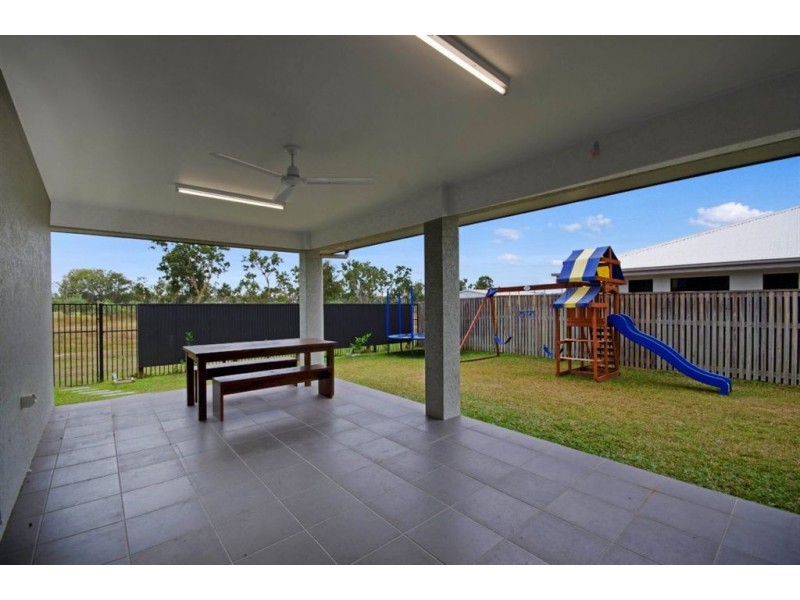 22 Hillock Crescent, Bushland Beach QLD 4818