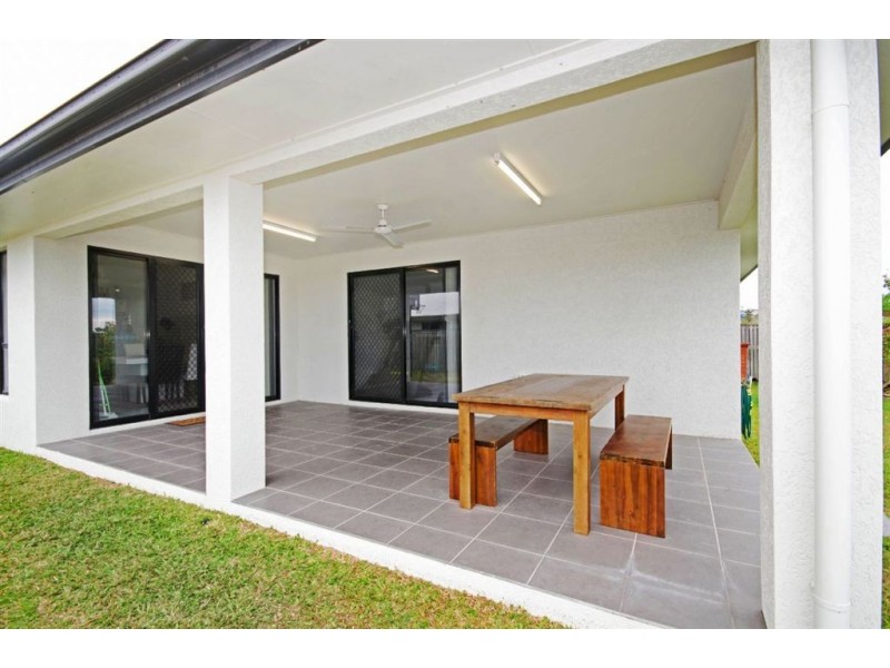 22 Hillock Crescent, Bushland Beach QLD 4818