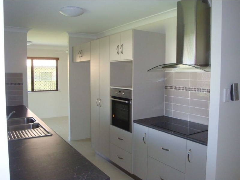 7 Rattray Street, Bushland Beach QLD 4818