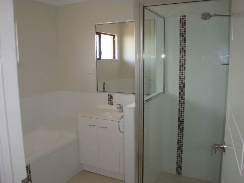 7 Rattray Street, Bushland Beach QLD 4818