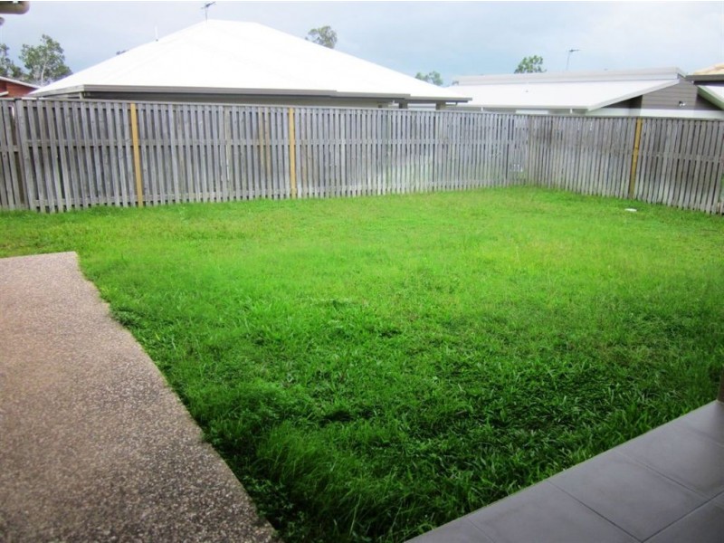 7 Rattray Street, Bushland Beach QLD 4818