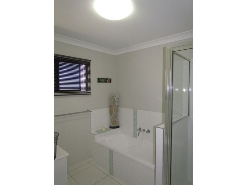 5 Rattray Street, Bushland Beach QLD 4818