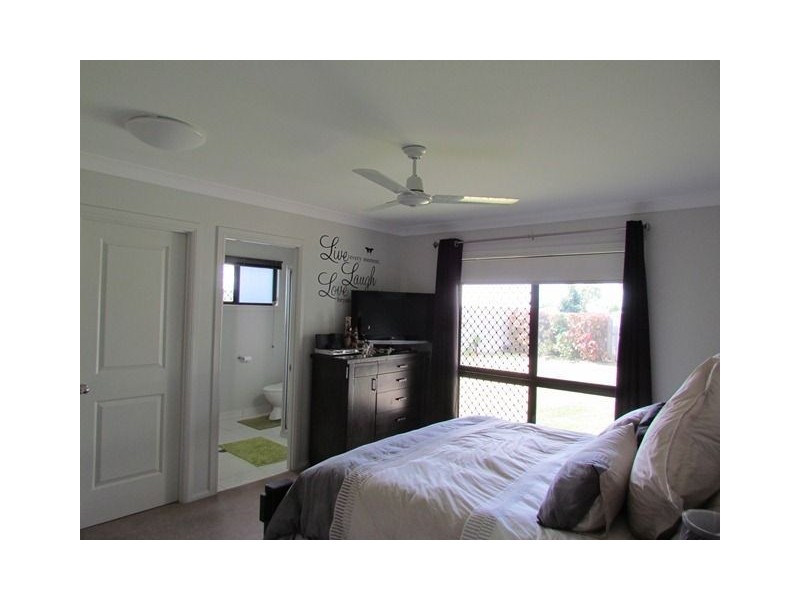 5 Rattray Street, Bushland Beach QLD 4818