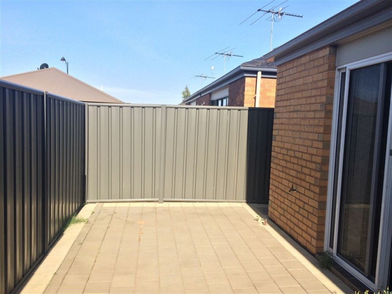 10 Lyons Street, Andrews Farm SA 5114
