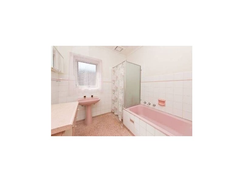 8 Harris Road, Vale Park SA 5081
