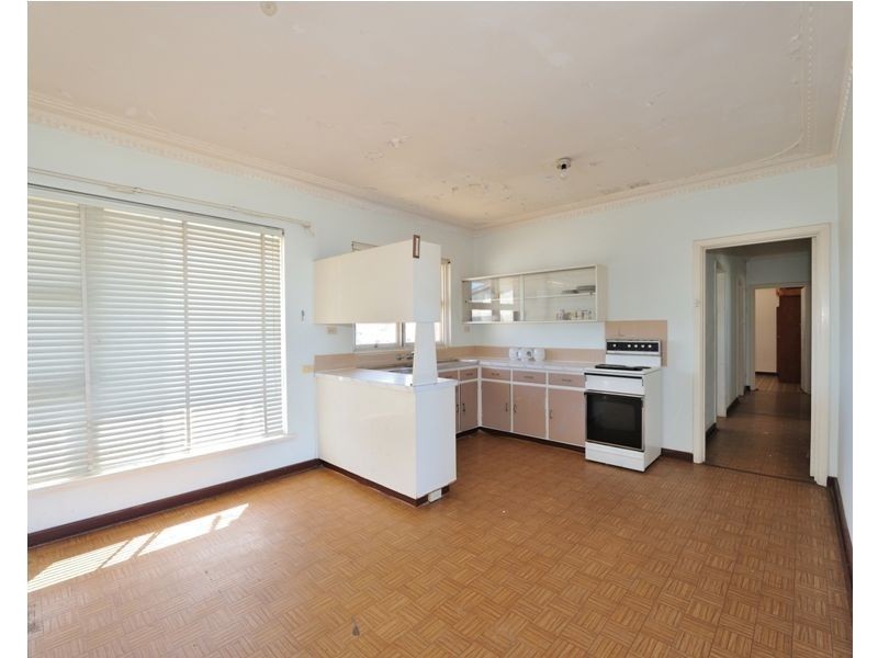 4 Warnbro Beach Road, Safety Bay WA 6169