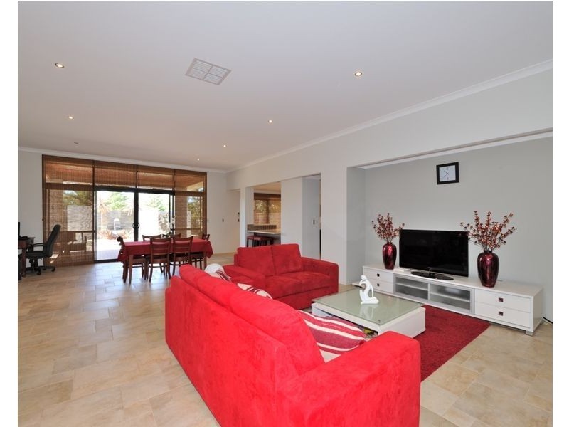 43 Arrowwood Loop, Secret Harbour WA 6173