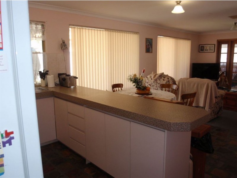 11 Redfin Close, Warnbro WA 6169