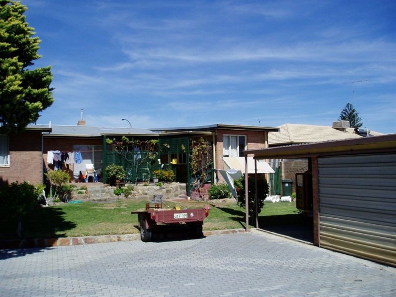 14 Lake Street, Rockingham WA 6168