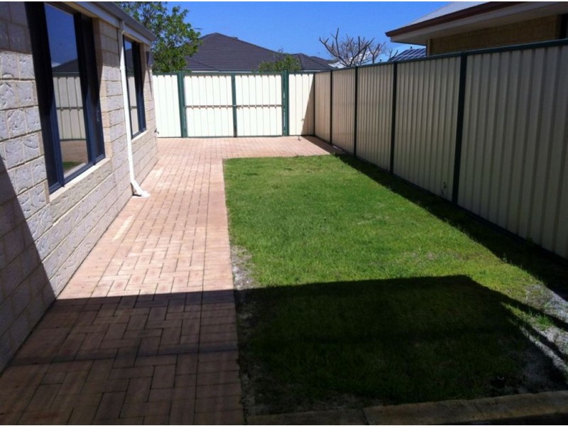 8 Sherbourne Corner, Success WA 6164