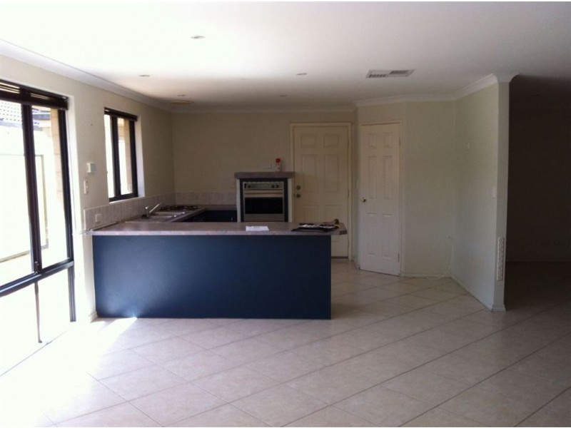 8 Sherbourne Corner, Success WA 6164