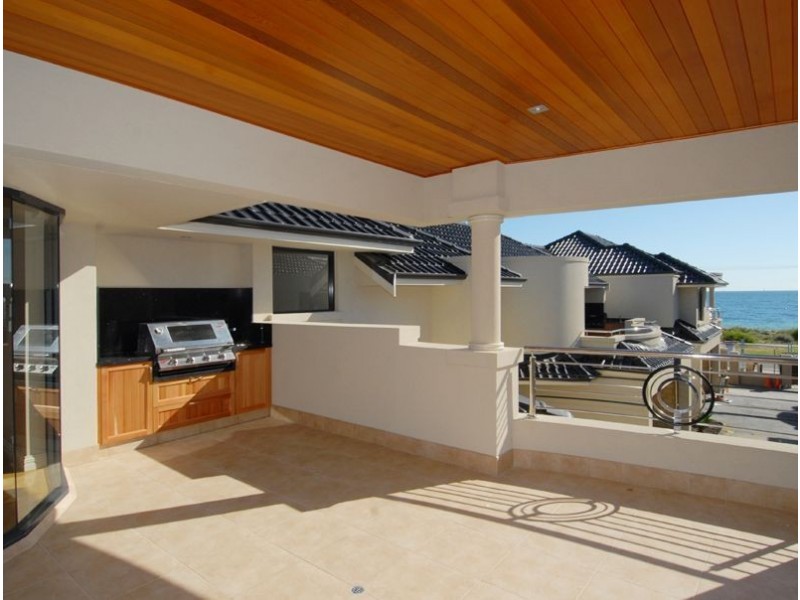 3 131 Esplanade, Rockingham WA 6168