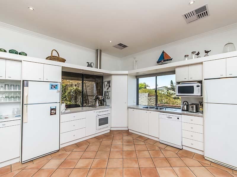 106 Warnbro Beach Road, Waikiki WA 6169