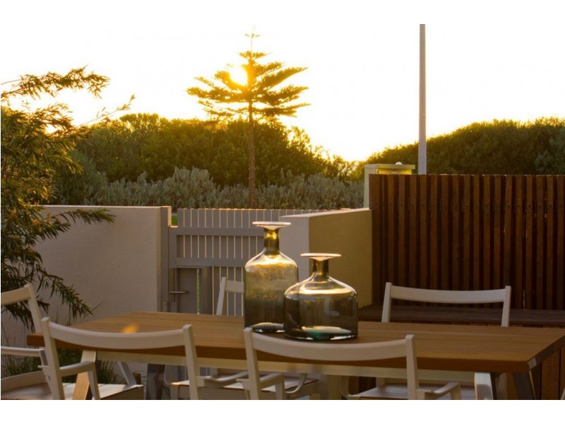 15 Beach Road, Hampton VIC 3188