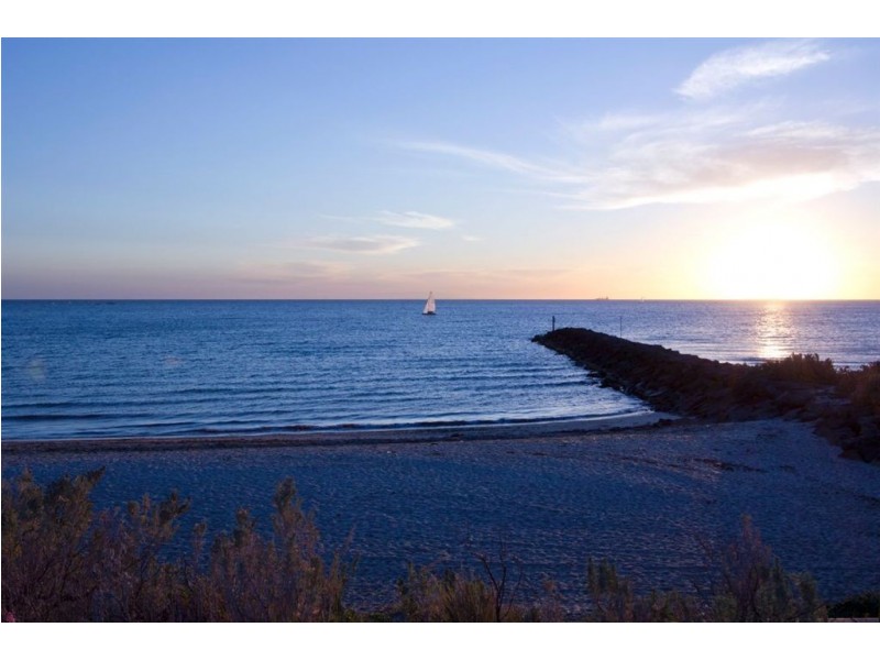 15 Beach Road, Hampton VIC 3188