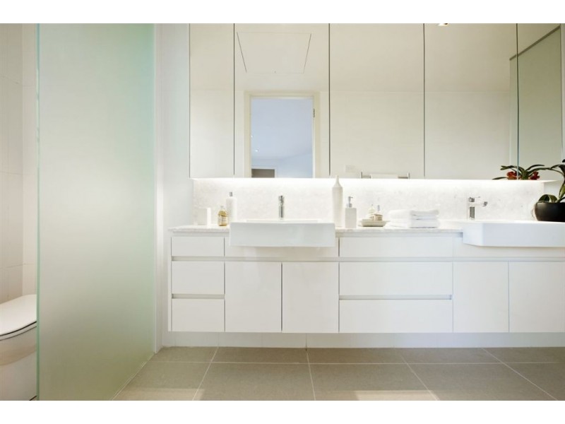 63/15 Beach Rd, Hampton VIC 3188