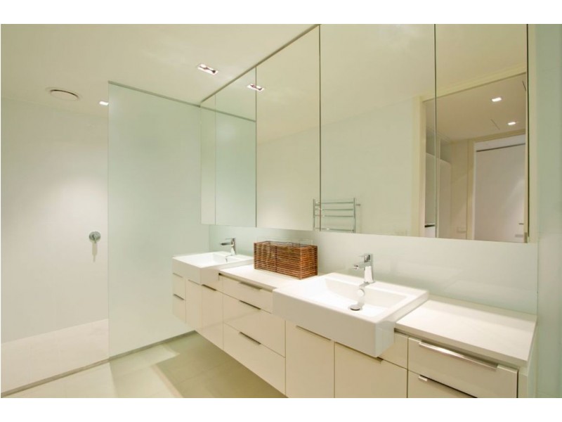 32/15 Beach Road, Hampton VIC 3188