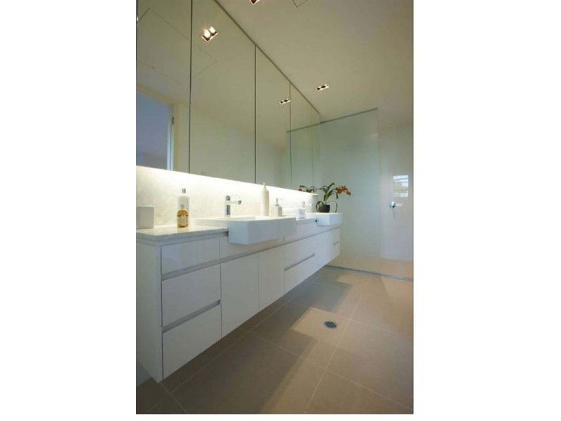 15/15 Beach Road, Hampton VIC 3188