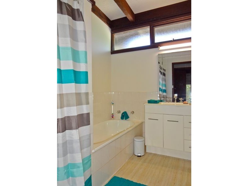 11 Simpson Street, Oxley VIC 3678