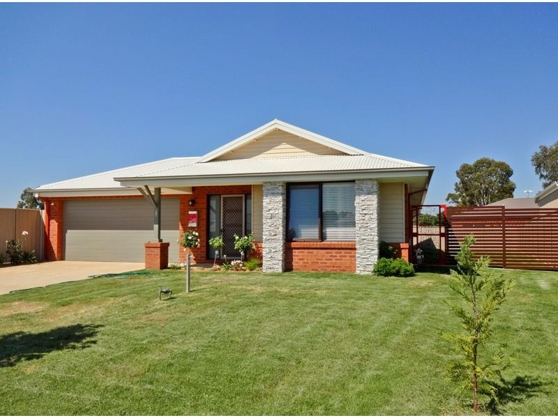 27 Kingfisher Drive, Wangaratta VIC 3677