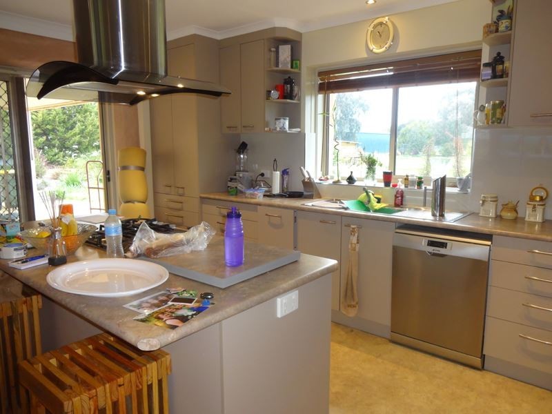 17 Macartney Street, Oxley VIC 3678