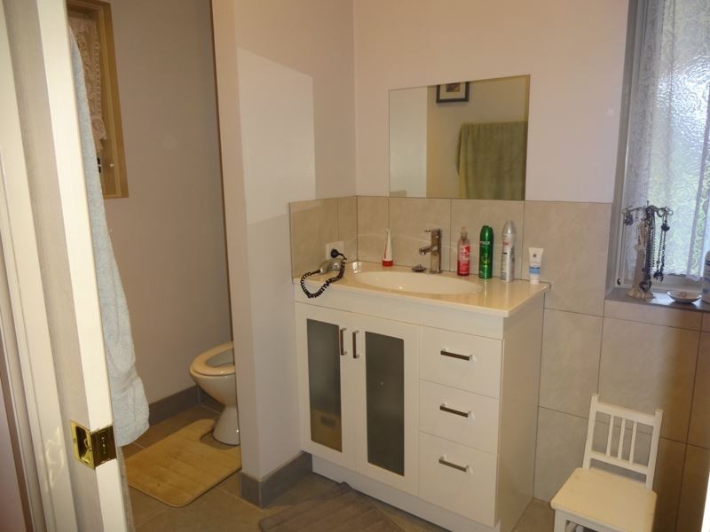 17 Macartney Street, Oxley VIC 3678