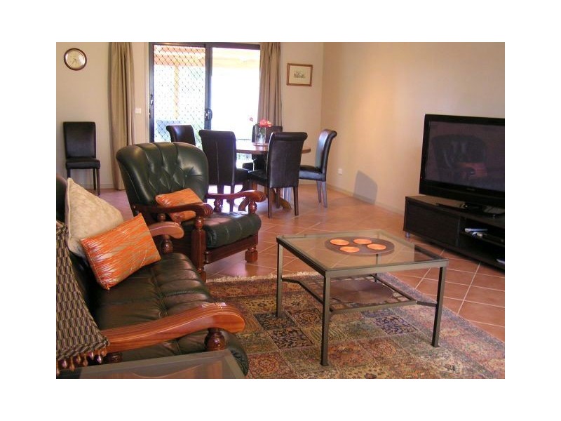 2/70b Johnson Street, Oxley VIC 3678