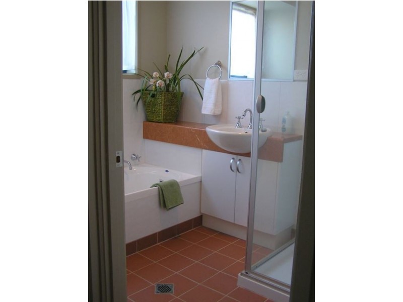 2/70b Johnson Street, Oxley VIC 3678