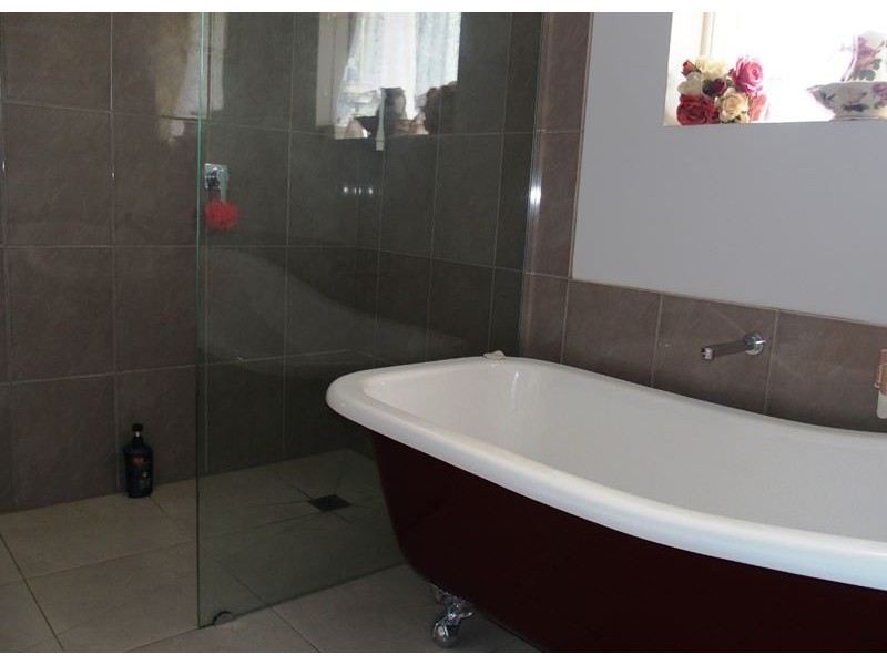 17 Macartney Street, Oxley VIC 3678