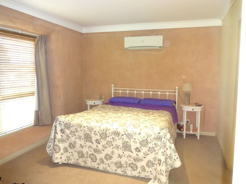 17 Macartney Street, Oxley VIC 3678