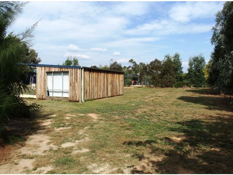 17 Macartney Street, Oxley VIC 3678