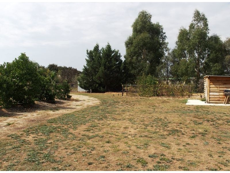 17 Macartney Street, Oxley VIC 3678