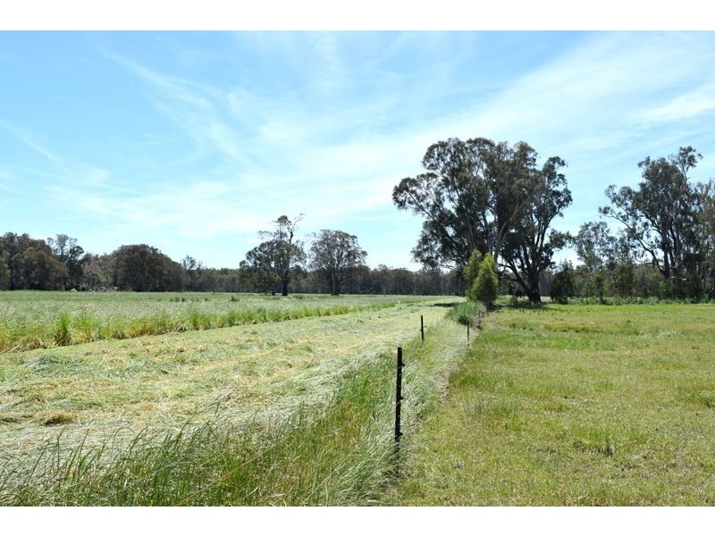 572 Oxley Meadow Creek Rd, Oxley VIC 3678