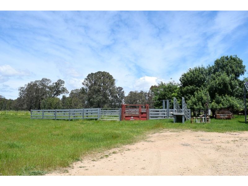 572 Oxley Meadow Creek Rd, Oxley VIC 3678
