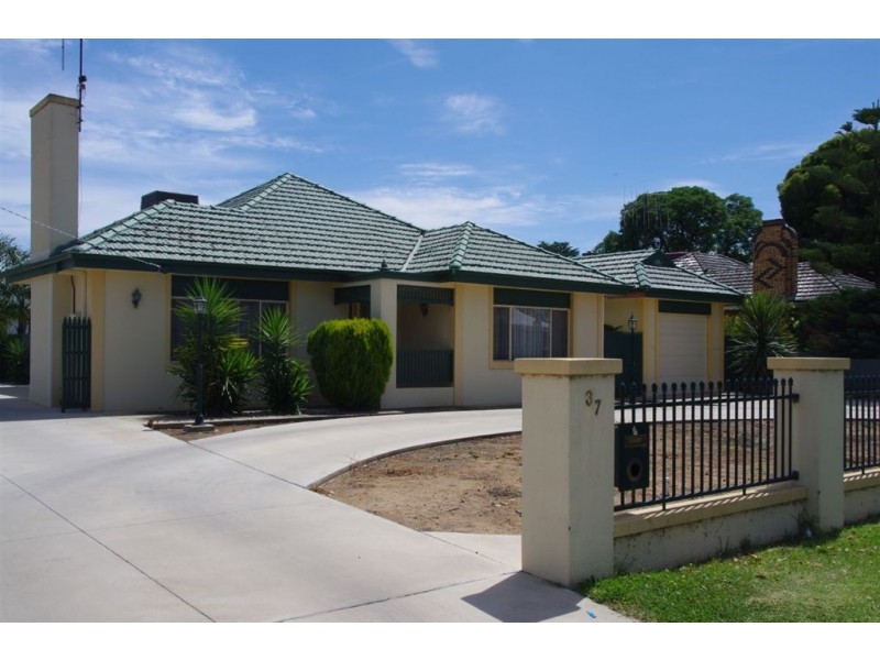 37 Mookarii Street, Cobram VIC 3644