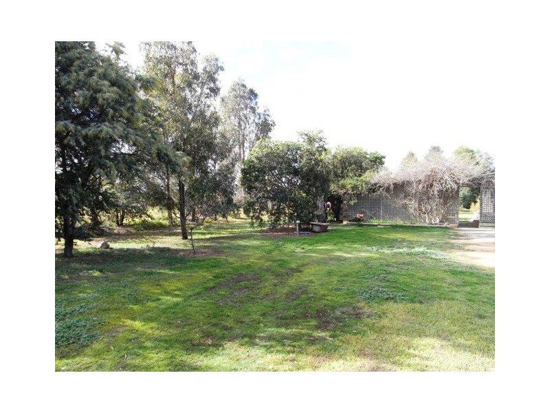 8 Ross Road, Katamatite VIC 3649