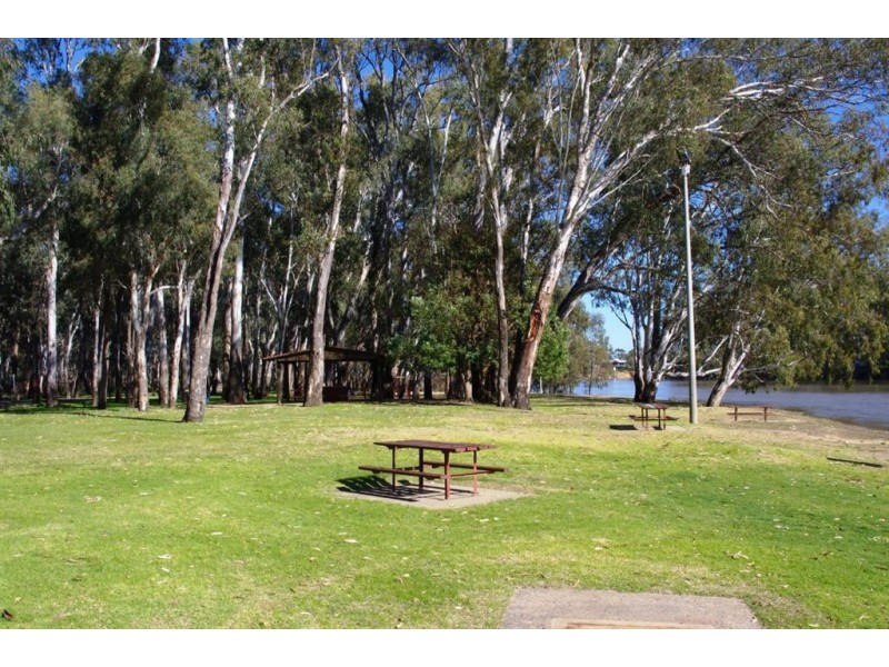 1 Thompsons Beach, Cobram VIC 3644