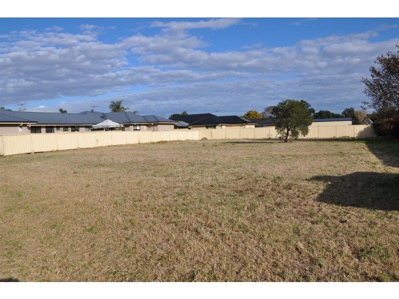 2. Alexander Cl, Aberdeen NSW 2336