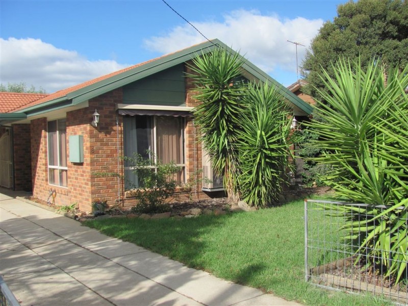 8 Thomas Place, Culcairn NSW 2660